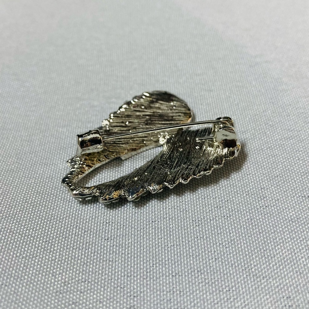 ⭐️ Feathered Angel Wings Rhinestone Embellished Heart Brooch Pin - Picture 4 of 7